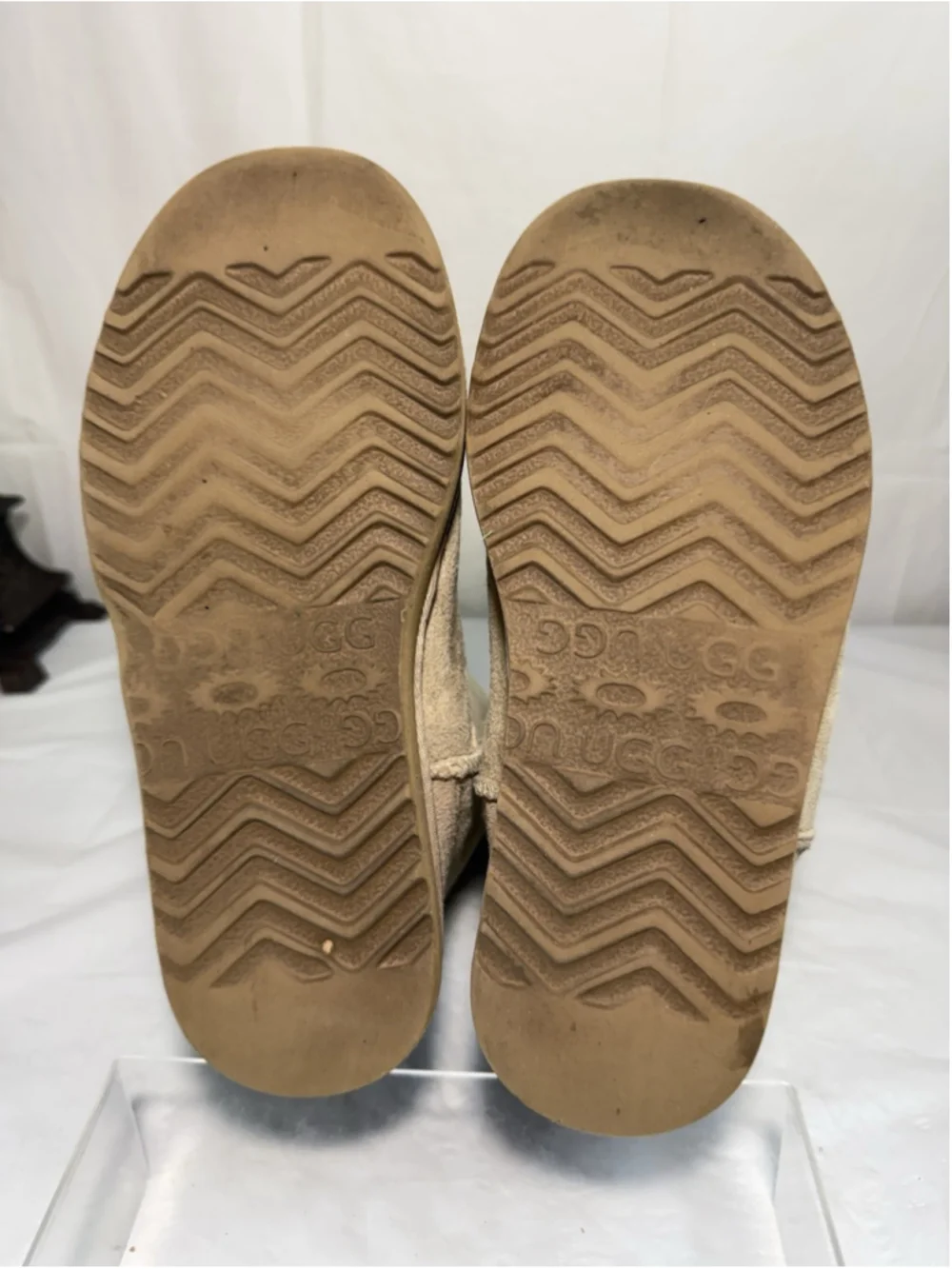 UGG 5825 original Classic short Shearling Boots Size 7 sand beige